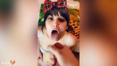 हाई स्कूल केटीले सहपाठीबाट आफ्नो मुखमा आफ्नो पहिलो सह प्राप्त गर्छिन्