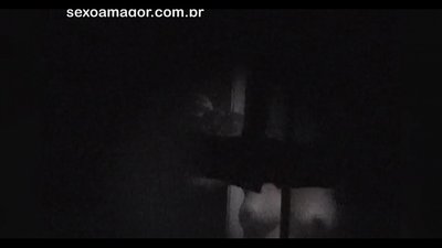 ब्लोन्डी खोक्रो इट्टाहरू पछाडि लुकेको छिमेकी भ्युअरद्वारा गोप्य रूपमा भिडियो टेप गरिन्छ