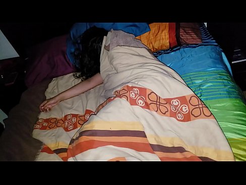 ❤️ सौतेनी आमा सुतेको बेला आफ्नी जवान सौतेनी आमालाई पिट्दै। सेक्स  ﹏